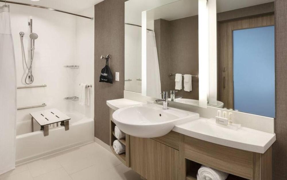 Queen Suite with Two Queen Beds, Trundle Bed and Mobility Accessible Tub interior